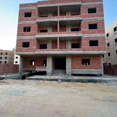 837-meter building with basement and ground floor + 3 floors and roof, the floor has two apartments, red brick, for sale in Beit Al Watan, Second District, Fifth Settlement